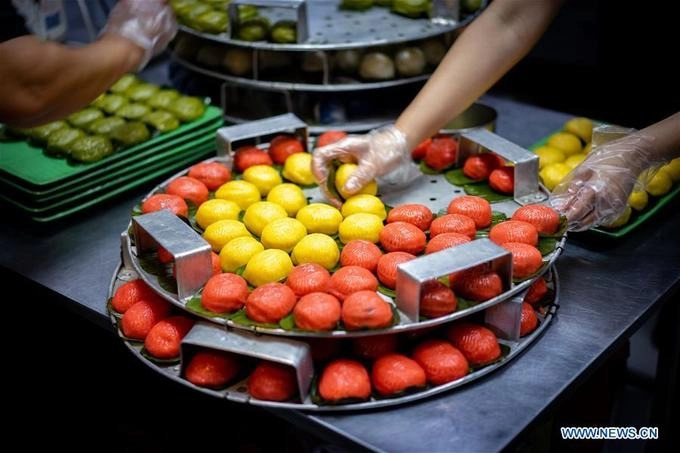 Bánh kuih có đủ hình dạng, màu sắc và hương vị. Phần nhân được nhào nặn nhuyễn để mềm mịn giống như miếng thạch pudding. Ngoài ra, bánh còn sử dụng bột mì - thành phần ít khi xuất hiện trong các loại bánh truyền thống vùng Đông Nam Á.