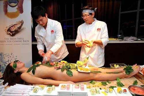 Đầu bếp trình bày đồ ăn lên cơ thể người mẫu trước môt bữa tiệc Nyotaimori. Ảnh: Blogspot Đầu bếp trình bày đồ ăn lên cơ thể người mẫu trước môt bữa tiệc Nyotaimori. Ảnh: Blogspot