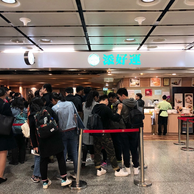 Xếp hàng đợi bàn đã trở thành đặc sản tại Tim Ho Wan - @imangelguo Xếp hàng đợi bàn đã trở thành đặc sản tại Tim Ho Wan - @imangelguo