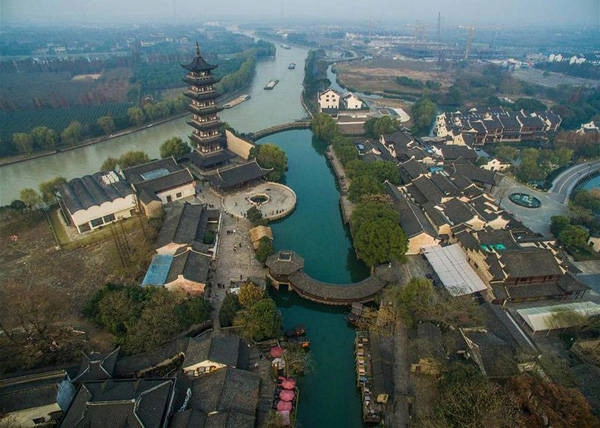 Trước khi ngành đường sắt ra đời. Hệ thống sông ngòi, kênh rạch chằng chịt với hai bên là nhà ở, nhà xưởng, cửa hàng, xây dựng trên lối kiến trúc cổ của Trung Hoa với gỗ và đá trụ cột. Hầu hết những ngôi nhà ở đây đều được xây dựng từ thời nhà Minh từ thế kỷ 14. Trước khi ngành đường sắt ra đời. Hệ thống sông ngòi, kênh rạch chằng chịt với hai bên là nhà ở, nhà xưởng, cửa hàng, xây dựng trên lối kiến trúc cổ của Trung Hoa với gỗ và đá trụ cột. Hầu hết những ngôi nhà ở đây đều được xây dựng từ thời nhà Minh từ thế kỷ 14.