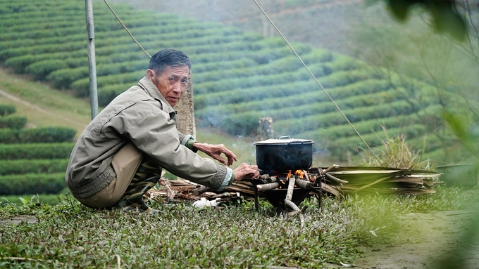 Từ năm 2017, ông Nguyễn Công Cần (72 tuổi) bắt đầu xây nhà tạm trên đảo để giữ chè, nhà bè và cuốc cỏ. Theo ông, khách du lịch đến đây đông hơn cũng từ năm này. "Khách chủ yếu tới tham quan, ngắm cảnh và chụp ảnh", ông nói.