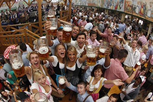 Có hàng nghìn lễ hội khác được mở ra và lấy cảm hứng từ Oktoberfest, nhưng đến nay vẫn chưa có một sự kiện nào có thể vượt qua lễ hội tháng mười này. Ảnh: TheAtlantic.