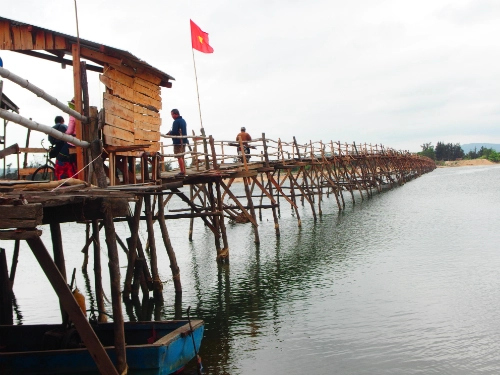 Cây cầu gỗ dài nhất Việt Nam. Cây cầu gỗ dài nhất Việt Nam.
