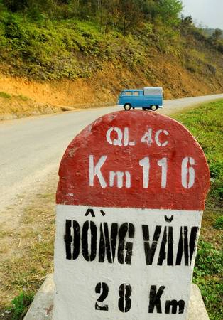 Đồng hành cùng chiếc xe cứu thương màu kem xanh là chiếc xe Volkswagen double cabin pick up, một chiếc bán tải. Đồng hành cùng chiếc xe cứu thương màu kem xanh là chiếc xe Volkswagen double cabin pick up, một chiếc bán tải.