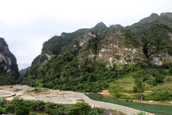  Đôi bờ sông Gâm - Ảnh: Giang Nguyên