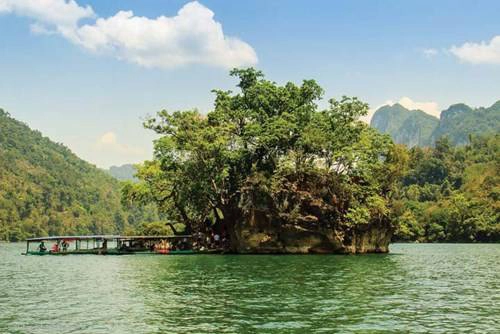 Đi chơi hồ trên những chiếc thuyền nhỏ xinh