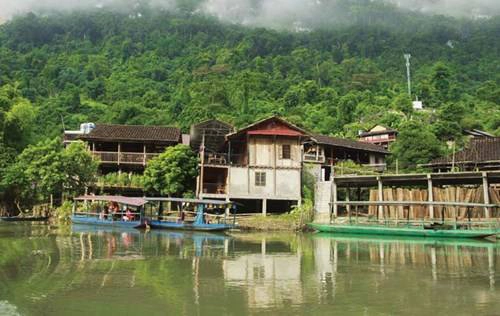 Bến thuyền nhỏ bên hồ