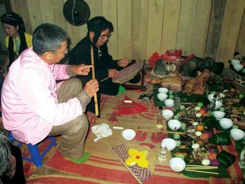 Khách nước ngoài vui chơi trong bản