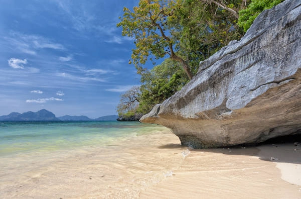 El Nido: Cách Puerto Princesa hơn 200km về phía Đông Bắc với hơn 50 bãi biển lớn nhỏ El Nido từng được CNNGo bình chọn là “thiên đường nghỉ dưỡng của Philippines”. El Nido: Cách Puerto Princesa hơn 200km về phía Đông Bắc với hơn 50 bãi biển lớn nhỏ El Nido từng được CNNGo bình chọn là “thiên đường nghỉ dưỡng của Philippines”.