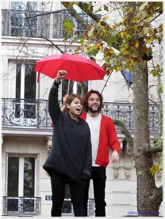 Paris đẹp hơn với sắc đỏ, đặc biệt là những chiếc ô đỏ nổi bật giữa bầu trời xám - Ảnh: Kim Ngân Paris đẹp hơn với sắc đỏ, đặc biệt là những chiếc ô đỏ nổi bật giữa bầu trời xám - Ảnh: Kim Ngân