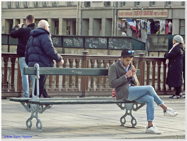 Chàng trai trên cây cầu Pont Notre-Dame - Ảnh: Kim Ngân Chàng trai trên cây cầu Pont Notre-Dame - Ảnh: Kim Ngân