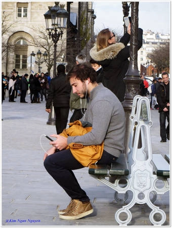 Chàng trai nghe nhạc bên cạnh nhà thờ Đức Bà Paris - Ảnh: Kim Ngân Chàng trai nghe nhạc bên cạnh nhà thờ Đức Bà Paris - Ảnh: Kim Ngân