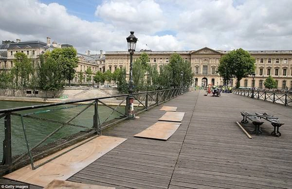 Paris-pha-do-hang-tram-nghin-bieu-tuong-tinh-yeu-ivivu-12