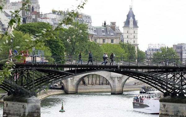 Paris-pha-do-hang-tram-nghin-bieu-tuong-tinh-yeu-ivivu-13