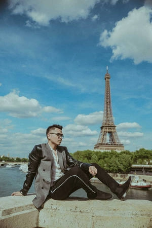 Trước khi tới thành phố Cannes để tham dự một trong những liên hoan phim uy tín nhất thế giới, Phạm Hồng Phước dừng chân tại Thủ đô Paris. Dù chỉ "cưỡi ngựa xem hoa" một ngày ở đây, anh vẫn kịp "chạy show", ghé thăm nhiều thắng cảnh nổi tiếng của thành phố du lịch hàng đầu thế giới. Trước khi tới thành phố Cannes để tham dự một trong những liên hoan phim uy tín nhất thế giới, Phạm Hồng Phước dừng chân tại Thủ đô Paris. Dù chỉ "cưỡi ngựa xem hoa" một ngày ở đây, anh vẫn kịp "chạy show", ghé thăm nhiều thắng cảnh nổi tiếng của thành phố du lịch hàng đầu thế giới.