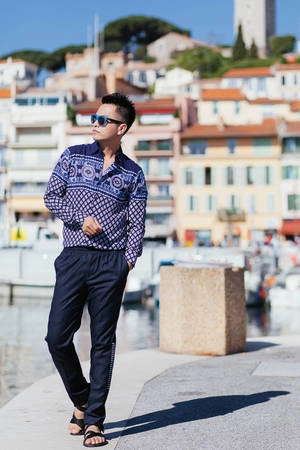 Tuy nhiên, khi tới Cannes để tham dự liên hoan phim đình đám nhất nhì thế giới, Phạm Hồng Phước lại có những trải nghiệm và cảm xúc hoàn toàn khác. Thành phố biển Cannes như được chia thành 2 phần hoàn toàn khác nhau. Một nửa thật tấp nập, trẻ trung, còn nửa kia lại rất thanh bình, an nhiên. Tuy nhiên, khi tới Cannes để tham dự liên hoan phim đình đám nhất nhì thế giới, Phạm Hồng Phước lại có những trải nghiệm và cảm xúc hoàn toàn khác. Thành phố biển Cannes như được chia thành 2 phần hoàn toàn khác nhau. Một nửa thật tấp nập, trẻ trung, còn nửa kia lại rất thanh bình, an nhiên.