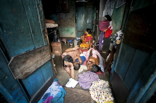 Bên trong nhà của một hộ gia đình ở khu ổ chuột Sonagachi. Ảnh: United Nations. phan-dan-ong-song-trong-pho-den-do-lon-nhat-an-do-ivivu-1