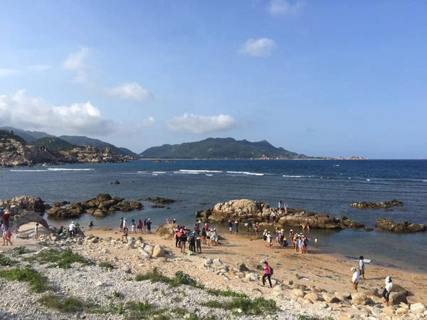 Rất nhiều du khách chọn bãi Chướng để lưu lại những kỷ niệm đẹp ở Bình Ba Rất nhiều du khách chọn bãi Chướng để lưu lại những kỷ niệm đẹp ở Bình Ba
