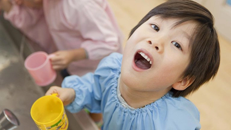 Sau phẫu thuật cắt amidan cần giữ vệ sinh răng miệng tốt để tránh nhiễm trùng