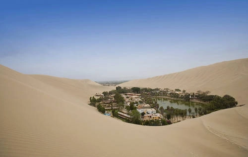 Du khách khi đến Peru thường rất thích tham gia vào một tour đến tham quan Huacachina - một ốc đảo xinh đẹp có thật giữa sa mạc khô cằn. Du khách khi đến Peru thường rất thích tham gia vào một tour đến tham quan Huacachina - một ốc đảo xinh đẹp có thật giữa sa mạc khô cằn.