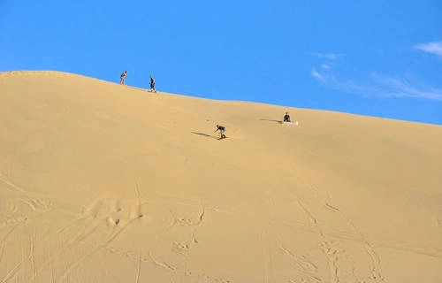 Đến Huacachina, du khách cũng có thể tham gia vào các trò chơi thể thao mạo hiểm như trượt cát, thuê xe địa hình đi trên cát. Đến Huacachina, du khách cũng có thể tham gia vào các trò chơi thể thao mạo hiểm như trượt cát, thuê xe địa hình đi trên cát.