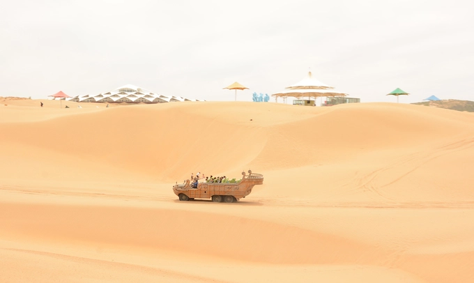 Cách thảo nguyên Xilamuren 260 km là sa mạc Cát Bay, khu du lịch cấp 5A, cấp cao nhất của Trung Quốc. Tọa lạc tại trung tâm tam giác ba thành phố Hohhot, Bao Đầu và Ngạc Nhĩ Đa Tư, nơi đây còn được gọi là"nút vàng" trên "vành đai sông Hoàng Hà". Sa mạc có địa thế hình bán nguyệt, là một bức tường vọng âm lớn, với tên gọi cổ là sa mạc Vọng Âm. Cách thảo nguyên Xilamuren 260 km là sa mạc Cát Bay, khu du lịch cấp 5A, cấp cao nhất của Trung Quốc. Tọa lạc tại trung tâm tam giác ba thành phố Hohhot, Bao Đầu và Ngạc Nhĩ Đa Tư, nơi đây còn được gọi là"nút vàng" trên "vành đai sông Hoàng Hà". Sa mạc có địa thế hình bán nguyệt, là một bức tường vọng âm lớn, với tên gọi cổ là sa mạc Vọng Âm.