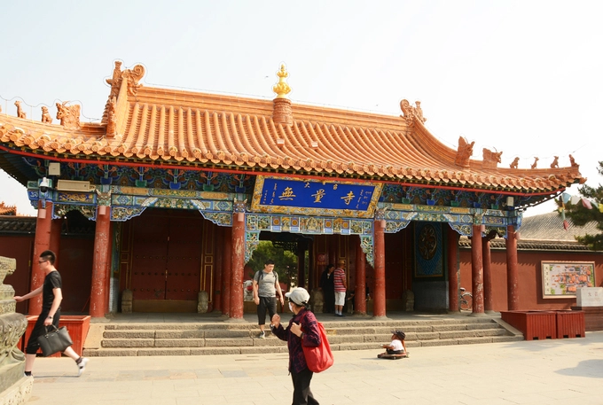 Nếu có thời gian ở Hohhot bạn có thể ghé miếu Vương Chiêu Quân, bảo tàng Thành Cát Tư Hãn, chùa Đại Chiêu (ảnh) tích hợp văn hóa Mông Cổ và Tây Tạng, được xây dựng cách đây hơn 400 năm. Trong chùa Đại Chiêu có nhiều bức tượng quý đúc bằng bạc, dát vàng nặng hàng tấn. Khách được khuyến cáo không chụp ảnh tượng Phật, đặc biệt là khu vực trong cùng nơi đặt các bức tượng cổ. Để đi Nội Mông Cổ, khách Việt cần xin visa Trung Quốc, bay 2 chặng Việt Nam - Bắc Kinh - Hohhot. Ngoài ra, khách cũng có thể mua vé tàu đêm Bắc Kinh - Hohhot, sáng hôm sau sẽ đến nơi. Tàu cao tốc chặng này dự kiến sẽ hoàn thành năm 2020, rút ngắn thời gian di chuyển xuống còn 2 tiếng. Hiện nhiều công ty Việt Nam đã mở bán tour Nội Mông 4-5 ngày như Hanoi Redtours, Blue Sky, Happytour, Vietrantour, Golden Tour, Vitours, Vietnamtoursim, Du lịch Việt... giá 15,9 triệu đồng. Nếu có thời gian ở Hohhot bạn có thể ghé miếu Vương Chiêu Quân, bảo tàng Thành Cát Tư Hãn, chùa Đại Chiêu (ảnh) tích hợp văn hóa Mông Cổ và Tây Tạng, được xây dựng cách đây hơn 400 năm. Trong chùa Đại Chiêu có nhiều bức tượng quý đúc bằng bạc, dát vàng nặng hàng tấn. Khách được khuyến cáo không chụp ảnh tượng Phật, đặc biệt là khu vực trong cùng nơi đặt các bức tượng cổ. Để đi Nội Mông Cổ, khách Việt cần xin visa Trung Quốc, bay 2 chặng Việt Nam - Bắc Kinh - Hohhot. Ngoài ra, khách cũng có thể mua vé tàu đêm Bắc Kinh - Hohhot, sáng hôm sau sẽ đến nơi. Tàu cao tốc chặng này dự kiến sẽ hoàn thành năm 2020, rút ngắn thời gian di chuyển xuống còn 2 tiếng. Hiện nhiều công ty Việt Nam đã mở bán tour Nội Mông 4-5 ngày như Hanoi Redtours, Blue Sky, Happytour, Vietrantour, Golden Tour, Vitours, Vietnamtoursim, Du lịch Việt... giá 15,9 triệu đồng.