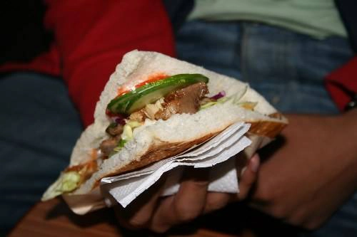 TP HCM, Việt Nam Ở TP HCM, món ngon có nguồn gốc từ Thổ Nhĩ Kỳ được gọi là bánh mì doner kebab. Đây là một món ăn đường phố phổ biến mà người dân địa phương rất yêu thích. Thay vì dùng thịt cừu hay bò, người Việt sử dụng thịt lợn để làm doner kebab. Phần thịt được cho lên trên cùng các loại rau thơm, sốt ớt, ăn kèm với bánh mì baguette. TP HCM, Việt Nam Ở TP HCM, món ngon có nguồn gốc từ Thổ Nhĩ Kỳ được gọi là bánh mì doner kebab. Đây là một món ăn đường phố phổ biến mà người dân địa phương rất yêu thích. Thay vì dùng thịt cừu hay bò, người Việt sử dụng thịt lợn để làm doner kebab. Phần thịt được cho lên trên cùng các loại rau thơm, sốt ớt, ăn kèm với bánh mì baguette.