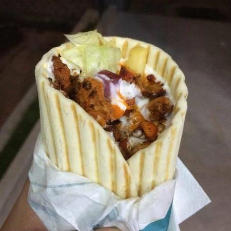 Mumbai, Ấn Độ: Shawarma là tên mà người Ấn Độ gọi phiên bản doner kebab của mình. Nguyên liệu món ăn bao gồm thịt gà, rau diếp, cà rốt, khoai tây chiên, củ cải đường, rưới thêm nước sốt cực cay và mayonnaise tỏi. Mumbai, Ấn Độ: Shawarma là tên mà người Ấn Độ gọi phiên bản doner kebab của mình. Nguyên liệu món ăn bao gồm thịt gà, rau diếp, cà rốt, khoai tây chiên, củ cải đường, rưới thêm nước sốt cực cay và mayonnaise tỏi.