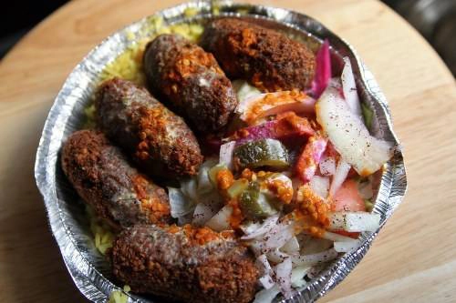 New York, Mỹ: Ở New York, doner kebad do những người Thổ Nhĩ Kỳ chế biến, thường ăn vào trưa hoặc tối. Thịt được thái ra và xiên để nướng, hoặc nấu theo kiểu châu Âu với thịt xếp chồng béo ngậy. Doner kebab ngoài thịt còn có rau diếp, cà chua, cơm và falafel (một loại bánh mì chay). <strong> New York, Mỹ: </strong>Ở New York, doner kebab do những người Thổ Nhĩ Kỳ chế biến, thường ăn vào trưa hoặc tối. Thịt được thái ra và xiên để nướng, hoặc nấu theo kiểu châu Âu với thịt xếp chồng béo ngậy. Doner kebab ngoài thịt còn có rau diếp, cà chua, cơm và falafel (một loại bánh mì chay).
