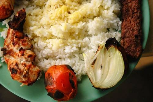 Quezon, Philippines: Những người Thổ Nhĩ Kỳ nhập cư đã đem món doner kebab tới Philippines. Đồ ăn này thường được thưởng thức vào bữa trưa và tối. Kebab là thịt xiên ăn cùng rau củ và cơm. Quezon, Philippines: Những người Thổ Nhĩ Kỳ nhập cư đã đem món doner kebab tới Philippines. Đồ ăn này thường được thưởng thức vào bữa trưa và tối. Kebab là thịt xiên ăn cùng rau củ và cơm.