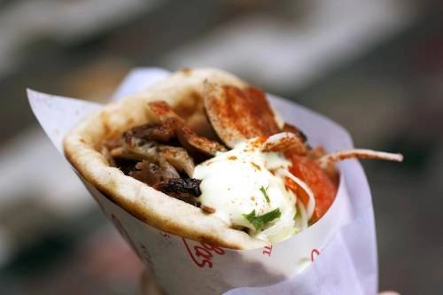Athens, Hy Lạp: Doner kebab ở Athens có một tên gọi khác là Souvlaki. Mọi người có thể ăn mọi lúc, kể cả là vào đêm khuya. Một chiếc Souvlaki bao gồm cà chua, hành, khoai tây chiên, tzatziki (một loại nước sốt của người Hy Lạp) được gói trong lớp vỏ là bánh mì pita. Athens, Hy Lạp: Doner kebab ở Athens có một tên gọi khác là Souvlaki. Mọi người có thể ăn mọi lúc, kể cả là vào đêm khuya. Một chiếc Souvlaki bao gồm cà chua, hành, khoai tây chiên, tzatziki (một loại nước sốt của người Hy Lạp) được gói trong lớp vỏ là bánh mì pita.