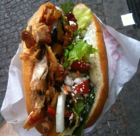 Berlin, Đức: Tại Berlin, doner kebab do người Thổ Nhĩ Kỳ chế biến. Đây là một món ăn đường phố mà bạn có thể thưởng thức ở bất kỳ thời điểm nào trong ngày, nhưng phổ biến nhất là về đêm. Một chiếc doner kebab gồm thịt thái lát như thịt bê, gà hoặc heo, cùng hành, rau diếp, cà chua, cải bắp đỏ, nước sốt nóng ăn kèm bánh mì và vừng. Berlin, Đức: Tại Berlin, doner kebab do người Thổ Nhĩ Kỳ chế biến. Đây là một món ăn đường phố mà bạn có thể thưởng thức ở bất kỳ thời điểm nào trong ngày, nhưng phổ biến nhất là về đêm. Một chiếc doner kebab gồm thịt thái lát như thịt bê, gà hoặc heo, cùng hành, rau diếp, cà chua, cải bắp đỏ, nước sốt nóng ăn kèm bánh mì và vừng.