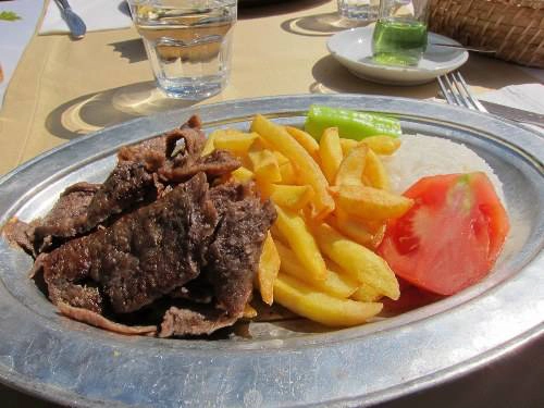 Istanbul, Thổ Nhĩ Kỳ: Về với quê hương của doner kebab, bạn có thể thưởng thức món thịt thơm ngon này mọi lúc, mọi nơi với khoai tây chiên, cà chua và sốt sữa chua. Istanbul, Thổ Nhĩ Kỳ: Về với quê hương của doner kebab, bạn có thể thưởng thức món thịt thơm ngon này mọi lúc, mọi nơi với khoai tây chiên, cà chua và sốt sữa chua.