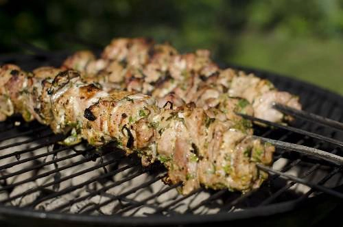 Karachi, Pakistan: Ở Karachi du khách sẽ tìm thấy rất nhiều tên cho món ăn này như Seekh kebab, bihari kebab, gola kebab, reshmi kebab, shami kebab. Khác với nhiều nơi, doner kebab lại là món ăn đặc biệt trong bữa tối của các gia đình Pakistan. Thịt được cắt nhỏ ướp gia vị với ớt, tỏi, gừng rồi nướng hoặc rán. Karachi, Pakistan: Ở Karachi du khách sẽ tìm thấy rất nhiều tên cho món ăn này như Seekh kebab, bihari kebab, gola kebab, reshmi kebab, shami kebab. Khác với nhiều nơi, doner kebab lại là món ăn đặc biệt trong bữa tối của các gia đình Pakistan. Thịt được cắt nhỏ ướp gia vị với ớt, tỏi, gừng rồi nướng hoặc rán.