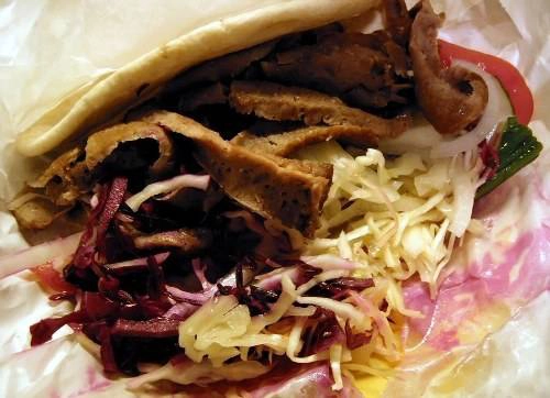 <strong>London, Anh:</strong> Doner kebab có thể gọi tắt là kebab khi bạn đang ở xứ sở sương mù London. Món này thường được mua và ăn nhiều nhất là sau 21h, có khi tới 2h sáng hôm sau. Vì do người Thổ Nhĩ Kỳ và Pakistan chế biến nên chiếc doner kebab bao gồm những nguyên liệu quen thuộc như thịt cừu, gà hay bò, cuộn trong bánh mì pita với cà chua, dưa chuột, rau củ, cải bắp, thêm sốt ớt cay và đặc biệt là nhiều tỏi. <strong>London, Anh:</strong> Doner kebab có thể gọi tắt là kebab khi bạn đang ở xứ sở sương mù London. Món này thường được mua và ăn nhiều nhất là sau 21h, có khi tới 2h sáng hôm sau. Vì do người Thổ Nhĩ Kỳ và Pakistan chế biến nên chiếc doner kebab bao gồm những nguyên liệu quen thuộc như thịt cừu, gà hay bò, cuộn trong bánh mì pita với cà chua, dưa chuột, rau củ, cải bắp, thêm sốt ớt cay và đặc biệt là nhiều tỏi.