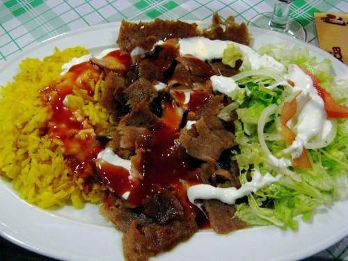 Madrid, Tây Ban Nha: Thực khách có thể ăn một loại doner kebab đơn giản hơn khi tới Madrid, Tây Ban Nha. Đó có thể là thịt cuộn trong bánh mì pita và rau hoặc ăn trên đĩa cùng rau, cơm, rưới nước sốt. Người Madrid thường ăn doner kebab vào buổi tối hơn ban ngày. Madrid, Tây Ban Nha: Thực khách có thể ăn một loại doner kebab đơn giản hơn khi tới Madrid, Tây Ban Nha. Đó có thể là thịt cuộn trong bánh mì pita và rau hoặc ăn trên đĩa cùng rau, cơm, rưới nước sốt. Người Madrid thường ăn doner kebab vào buổi tối hơn ban ngày.