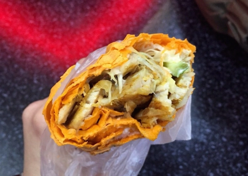 Moscow, Nga: Người Nga gọi món này là Shaurma hoặc Shaverma và thường ăn vào bữa trưa hoặc tối. Doner kebab ở Moscow gồm thịt thái lát, các loại rau kẹp trong một chiếc bánh mì dẹt lavash. Người Nga còn có thói quen cho thêm mù tạt và tương cà chua khi thưởng thức món ăn này. Moscow, Nga: Người Nga gọi món này là Shaurma hoặc Shaverma và thường ăn vào bữa trưa hoặc tối. Doner kebab ở Moscow gồm thịt thái lát, các loại rau kẹp trong một chiếc bánh mì dẹt lavash. Người Nga còn có thói quen cho thêm mù tạt và tương cà chua khi thưởng thức món ăn này.