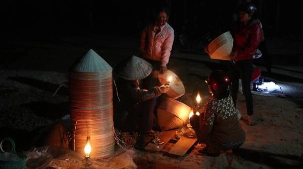 Chợ nón làng An Hành Tây (Ngô Mây, Phù Cát, Bình Định) họp từ nửa đêm (khoảng 2h) và kết thúc khi trời vừa hửng sáng. Chợ nón làng An Hành Tây (Ngô Mây, Phù Cát, Bình Định) họp từ nửa đêm (khoảng 2h) và kết thúc khi trời vừa hửng sáng.