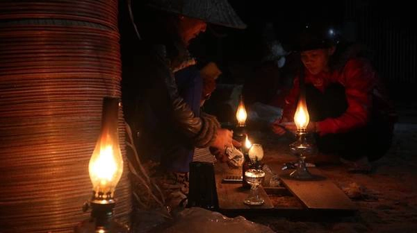 Không sạp, không mái che, không đèn điện, chợ họp trên nền đất, dưới ánh đèn dầu của những người dân theo nghề làm nón lâu đời ở vùng đất Phù Cát. Chợ nón họp lúc nửa đêm dưới ánh đèn dầu. Không sạp, không mái che, không đèn điện, chợ họp trên nền đất, dưới ánh đèn dầu của những người dân theo nghề làm nón lâu đời ở vùng đất Phù Cát. Chợ nón họp lúc nửa đêm dưới ánh đèn dầu.