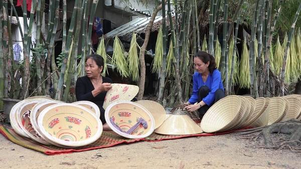 Huyện Phù Cát còn có làng nghề thêu nón ngựa Phú Gia (xã Cát Tường) làm ra chiếc nón cầu kỳ, đẹp mắt, trở thành sản phẩm du lịch được giới thiệu ở Festival Bình Định hàng năm và thu hút du khách. Huyện Phù Cát còn có làng nghề thêu nón ngựa Phú Gia (xã Cát Tường) làm ra chiếc nón cầu kỳ, đẹp mắt, trở thành sản phẩm du lịch được giới thiệu ở Festival Bình Định hàng năm và thu hút du khách.