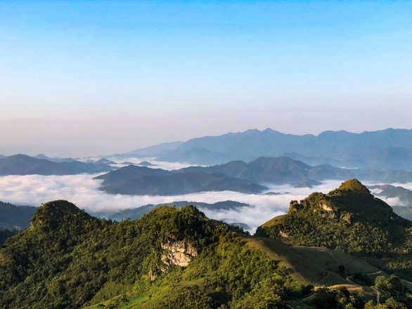 Biển, mây trắng xóa như nuốt các dãy núi - Ảnh: TRẦN MINH PHƯƠNG