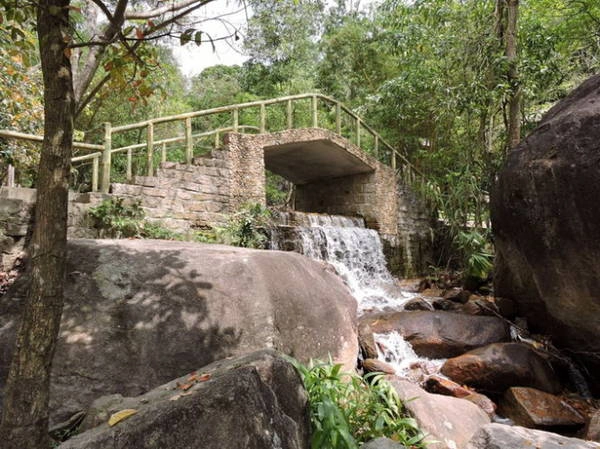 Chiếc cầu thơ mộng đưa chân du khách vào suối nước Mát - Ảnh: T.Ly Chiếc cầu thơ mộng đưa chân du khách vào suối nước Mát - Ảnh: T.Ly