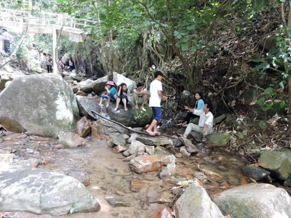 Vài khe suối nhỏ, nước trong vắt là nơi dừng chân nghỉ ngơi thi vị - Ảnh: T.Ly Vài khe suối nhỏ, nước trong vắt là nơi dừng chân nghỉ ngơi thi vị - Ảnh: T.Ly