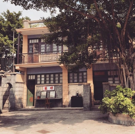 Khu vực dân quốc thu hút đông khách du lịch nhất vì được đầu tư khá kỹ lưỡng, thiết kế các tòa nhà đều đẹp, mô phỏng những dãy phố cổ ở Hong Kong thập niên 1930-1940 với rất nhiều công trình từ nhà hát Pak Lok Mun (Bách Lạc Môn), bệnh viện trên đỉnh núi, dãy phố buôn bán...