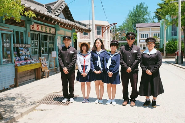 Với những người hâm mộ phim Hàn, phim trường Suncheon nằm ở thành phố Suncheon là địa chỉ không thể bỏ lỡ. Nằm ở Joryedong, phim trường có diện tích 39.600 m2 với hơn 200 ngôi nhà và những con phố có lối kiến trúc của thủ đô Seoul các thập niên 60,70, 80. Với những người hâm mộ phim Hàn, phim trường Suncheon nằm ở thành phố Suncheon là địa chỉ không thể bỏ lỡ. Nằm ở Joryedong, phim trường có diện tích 39.600 m2 với hơn 200 ngôi nhà và những con phố có lối kiến trúc của thủ đô Seoul các thập niên 60,70, 80.