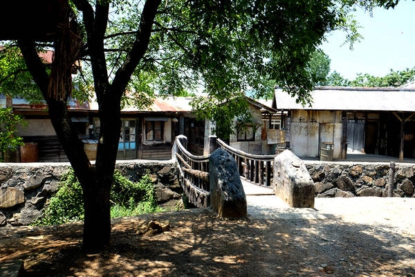 Bối cảnh và từng đồ vật ở các dãy phố đều được xây dựng, bài trí y như thật. Bối cảnh và từng đồ vật ở các dãy phố đều được xây dựng, bài trí y như thật.