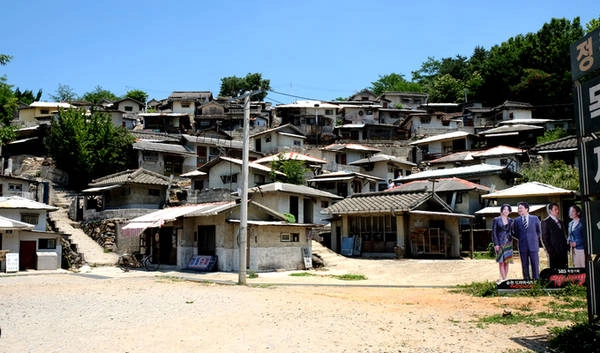 Ngôi làng của người dân nghèo được đặt trên ngọn đồi thoai thoải với nhiều ngôi nhà lụp xụp, nằm chen chúc nhau. Ngôi làng của người dân nghèo được đặt trên ngọn đồi thoai thoải với nhiều ngôi nhà lụp xụp, nằm chen chúc nhau.