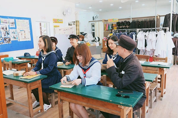 Vào mùa cao điểm, khoảng 8.000 du khách ghé thăm phim trường Suncheon mỗi ngày. Các bậc phụ huynh thường đưa con đến đây, cho con khoác bộ đồng phục họ từng mặc, đi bộ trên những con phố cũ và trò chuyện về quá khứ. Với nhiều người, phim trường trở thành nơi kết nối và kéo gần khoảng cách giữa các thế hệ. Vào mùa cao điểm, khoảng 8.000 du khách ghé thăm phim trường Suncheon mỗi ngày. Các bậc phụ huynh thường đưa con đến đây, cho con khoác bộ đồng phục họ từng mặc, đi bộ trên những con phố cũ và trò chuyện về quá khứ. Với nhiều người, phim trường trở thành nơi kết nối và kéo gần khoảng cách giữa các thế hệ.