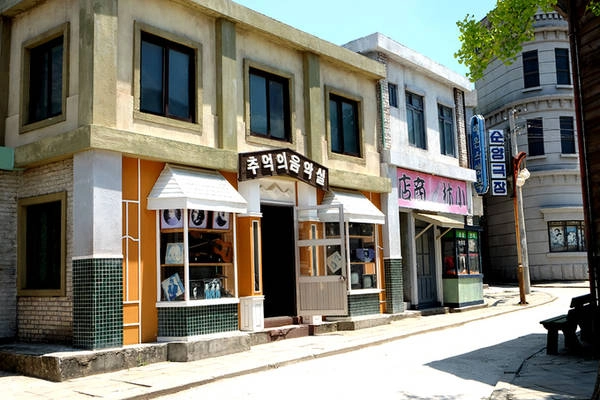 Phim trường Suncheon được chia làm ba khu vực, đại diện cho mỗi thời đại khác nhau. Ở dãy phố dành cho nhà giàu có rất nhiều tiệm bánh, cửa hàng may quần áo, chụp hình... Phim trường Suncheon được chia làm ba khu vực, đại diện cho mỗi thời đại khác nhau. Ở dãy phố dành cho nhà giàu có rất nhiều tiệm bánh, cửa hàng may quần áo, chụp hình...